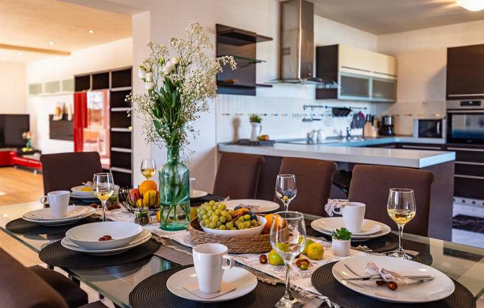 Equipped kitchen with dining area . - Villa Maslina . (Photo Gallery) }}