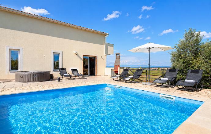 Beautiful Villa with private pool and terrace . - Villa Maslina . (Γκαλερί Φωτογραφιών) }}