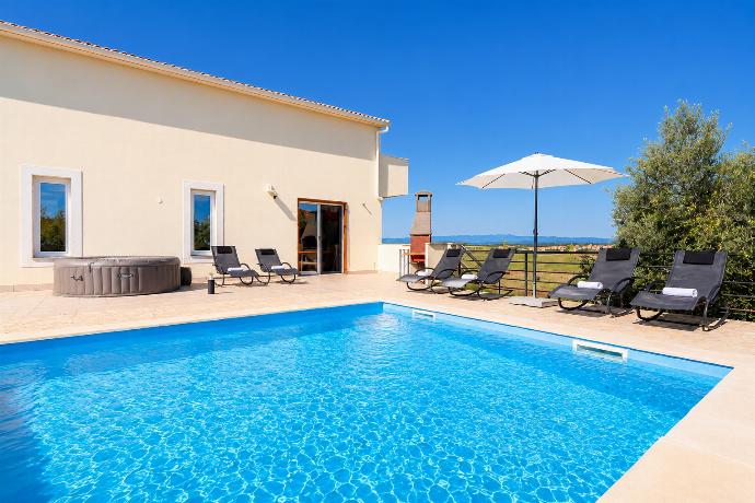 Beautiful Villa with private pool and terrace . - Villa Maslina . (Photo Gallery) }}