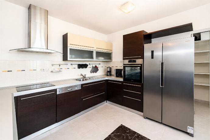 Equipped kitchen . - Villa Maslina . (Photo Gallery) }}