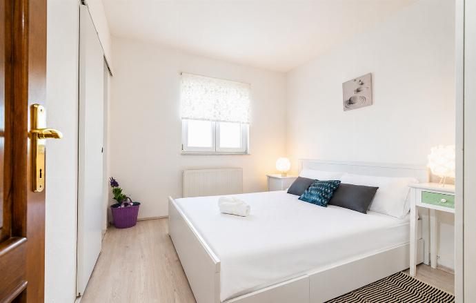 Double bedroom with A/C and ensuite bathroom . - Villa Maslina . (Photo Gallery) }}