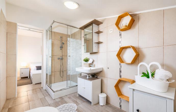 Ensuite bathroom with shower . - Villa Maslina . (Photo Gallery) }}