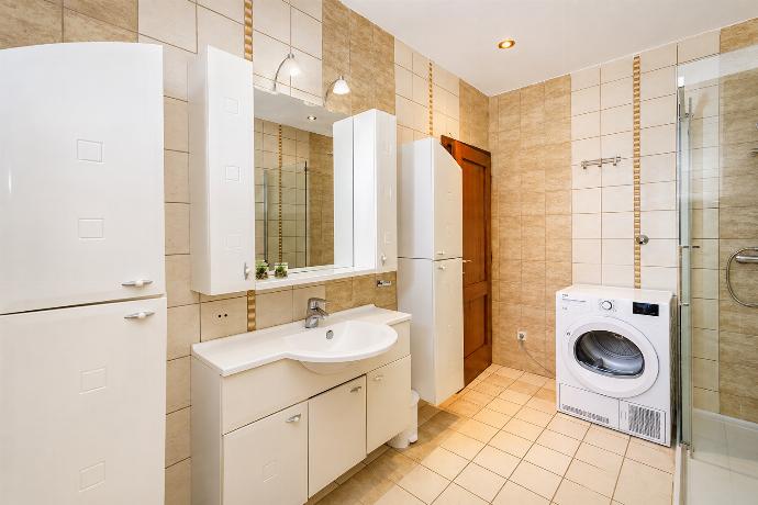 Family bathroom with shower . - Villa Maslina . (Photo Gallery) }}