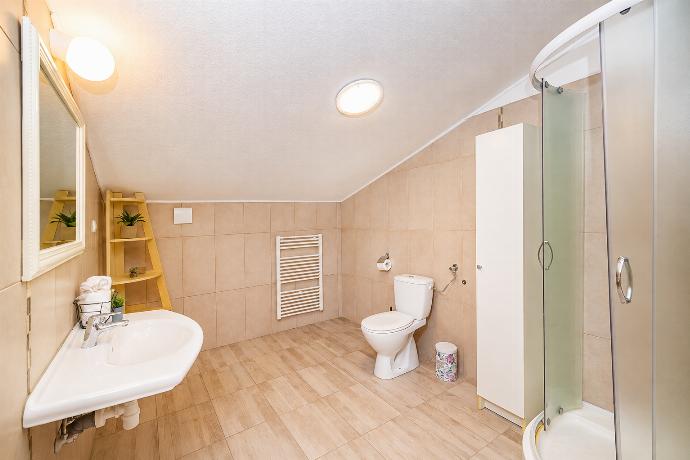 Family bathroom with shower . - Villa Maslina . (Photo Gallery) }}
