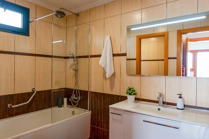 En suite bathroom with bath . - Villa Isadora . (Photo Gallery) }}