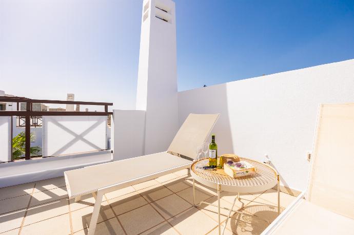 Upper terrace area . - Villa Isadora . (Galería de imágenes) }}
