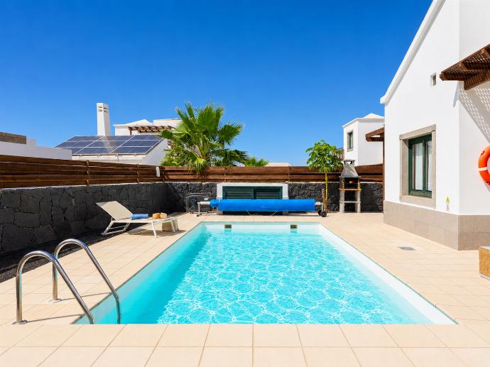 Private pool and terrace . - Villa Isadora . (Galerie de photos) }}
