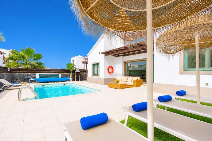 Private pool and terrace . - Villa Isadora . (Galerie de photos) }}