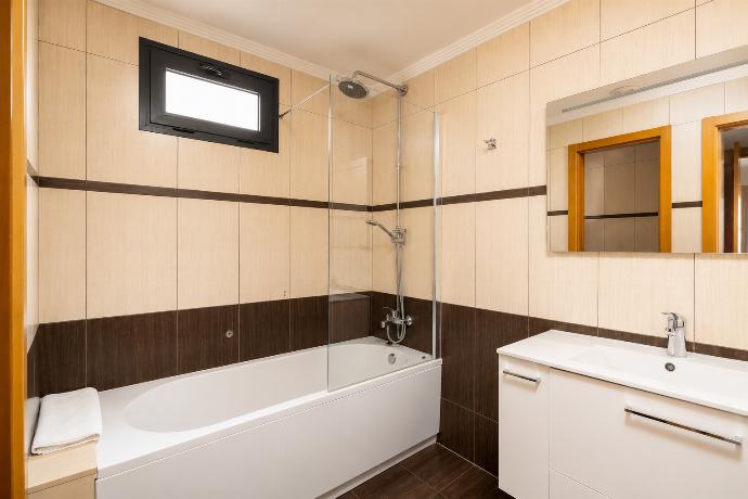 En suite bathroom with bath and shower . - Villa Isadora . (Galerie de photos) }}