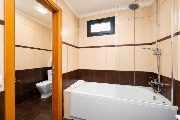 En suite bathroom with bath and shower . - Villa Isadora . (Galerie de photos) }}
