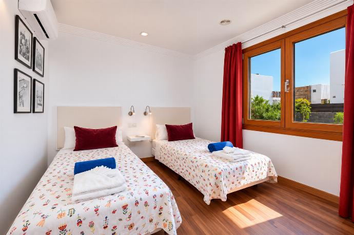Twin bedroom with A/C . - Villa Isadora . (Galerie de photos) }}