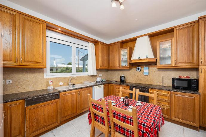Equipped kitchen . - Villa Sunset . (Photo Gallery) }}