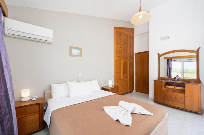 Double bedroom with A/C and sea views . - Villa Sunset . (Photo Gallery) }}