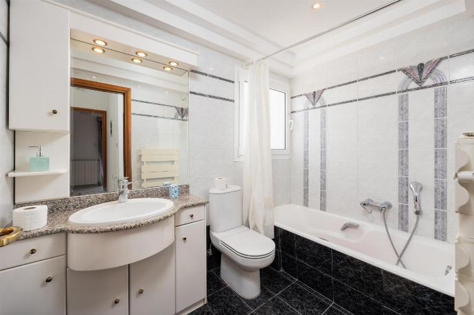 Family bathroom with bath and shower . - Villa Sunset . (Photo Gallery) }}