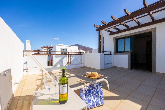 Upper terrace area . - Villa Dacil . (Photo Gallery) }}