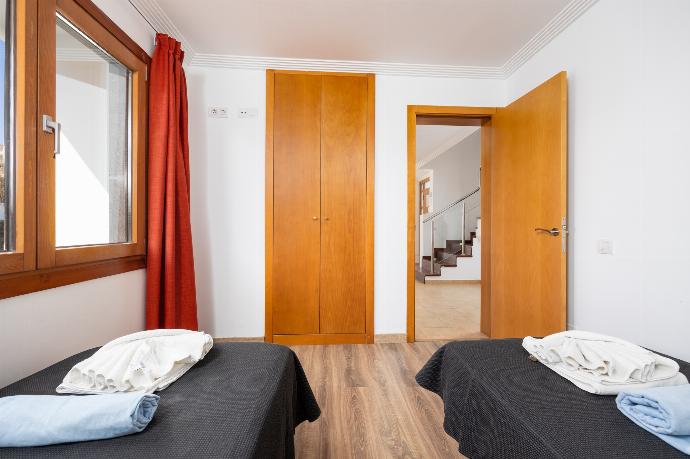 Twin bedroom with A/C . - Villa Dacil . (Photo Gallery) }}