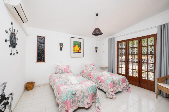 Twin bedroom with A/C . - Villa Gemini . (Photo Gallery) }}