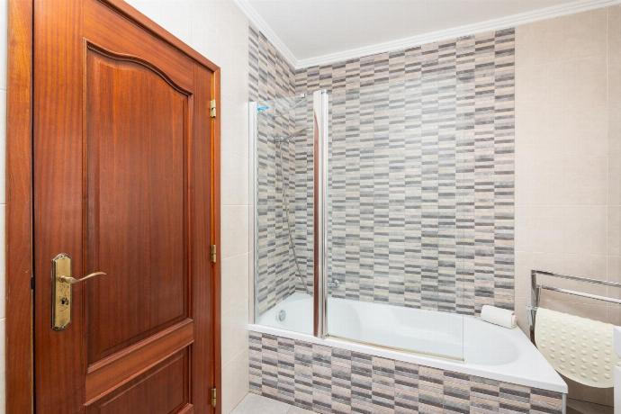 Family bathroom with bath and shower . - Villa Gemini . (Photo Gallery) }}