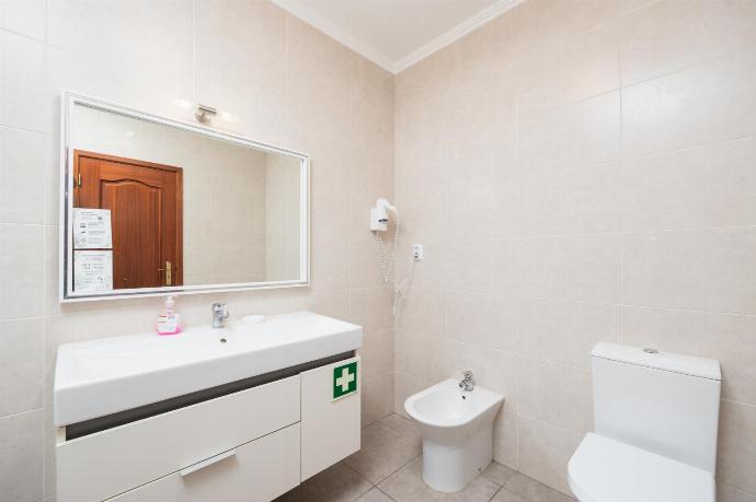 Family bathroom with bath and shower . - Villa Gemini . (Photo Gallery) }}