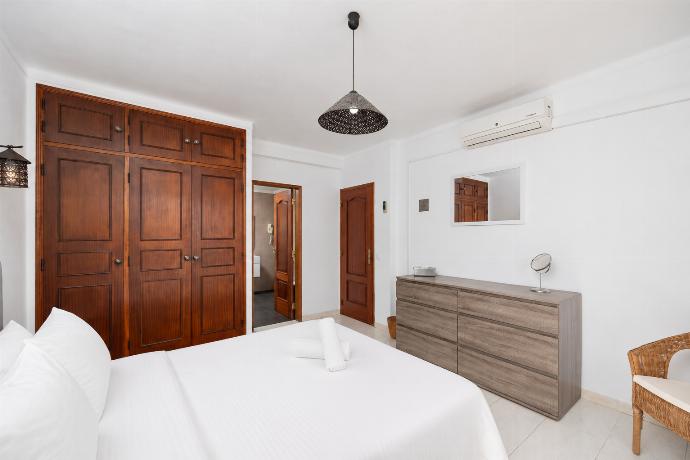 Double bedroom with en suite bathroom and A/C . - Villa Gemini . (Galleria fotografica) }}