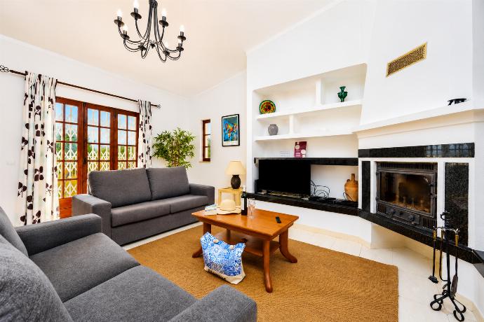 Living room with sofas, dining area, ornamental fireplace, A/C, WiFi internet, and satellite TV . - Villa Gemini . (Galleria fotografica) }}