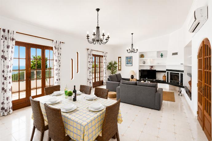 Living room with sofas, dining area, ornamental fireplace, A/C, WiFi internet, and satellite TV . - Villa Gemini . (Galleria fotografica) }}