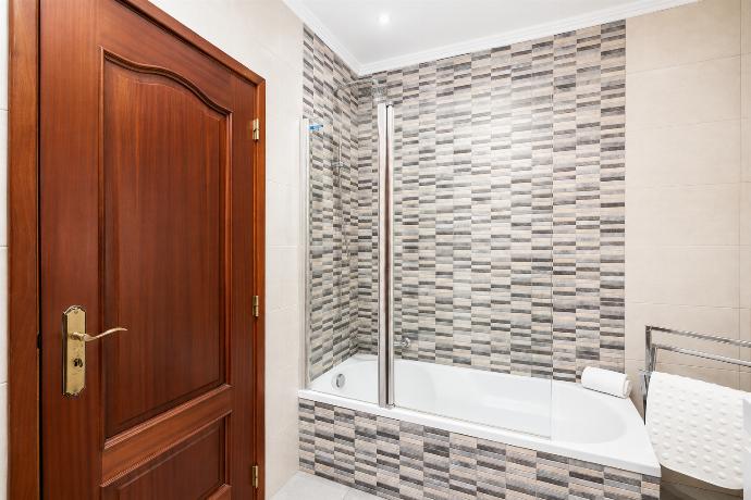 Family bathroom with bath and shower . - Villa Gemini . (Galleria fotografica) }}