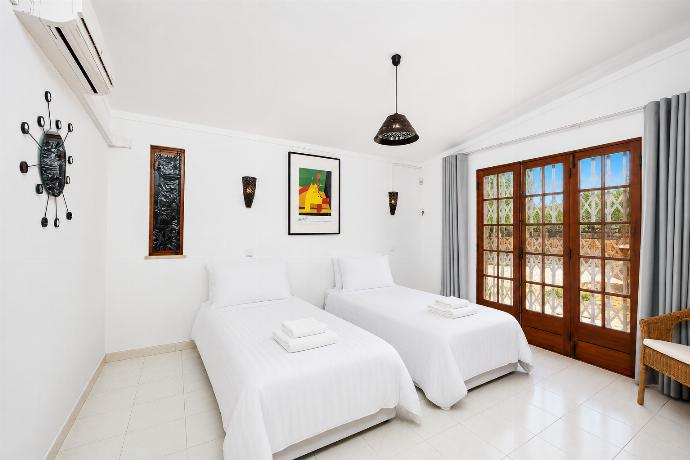 Twin bedroom with A/C . - Villa Gemini . (Galleria fotografica) }}
