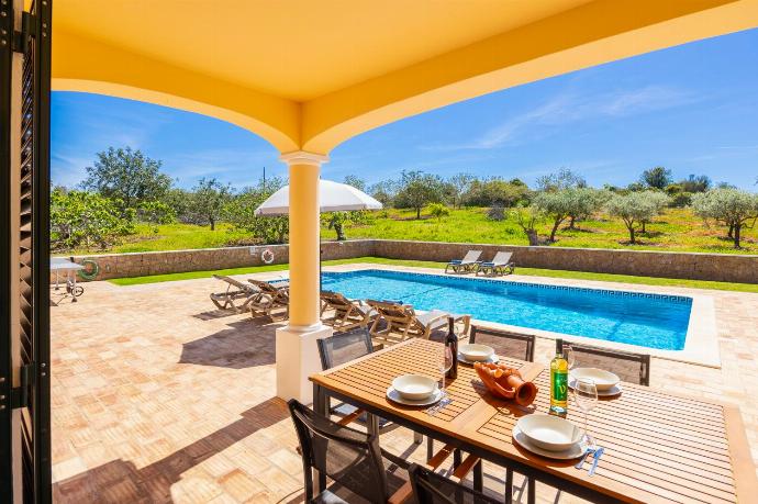 Sheltered terrace area . - Quinta Monte dos Avos . (Photo Gallery) }}