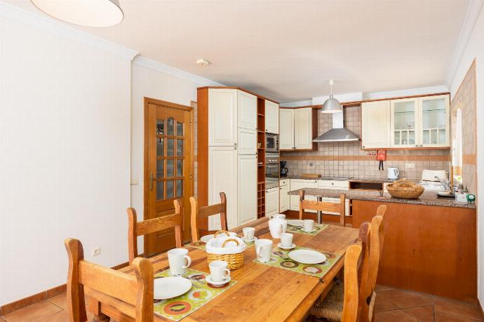 Equipped kitchen with dining area . - Quinta Monte dos Avos . (Photo Gallery) }}