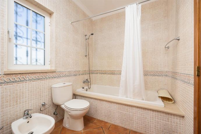 En suite bathroom with bath and shower . - Quinta Monte dos Avos . (Photo Gallery) }}