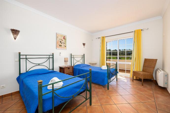 Twin bedroom . - Quinta Monte dos Avos . (Photo Gallery) }}