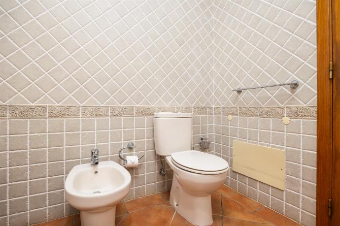 Family bathroom with bath and shower . - Quinta Monte dos Avos . (Photo Gallery) }}