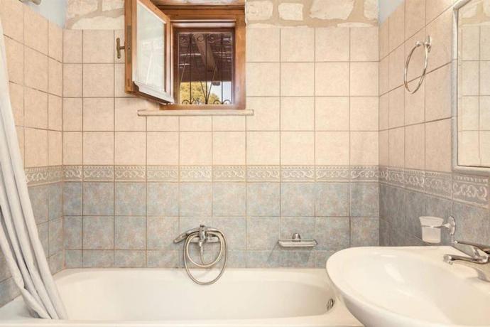 Family bathroom with bath . - Villa Aloni . (Photo Gallery) }}
