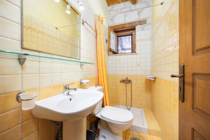 Family bathroom with shower . - Villa Aloni . (Photo Gallery) }}