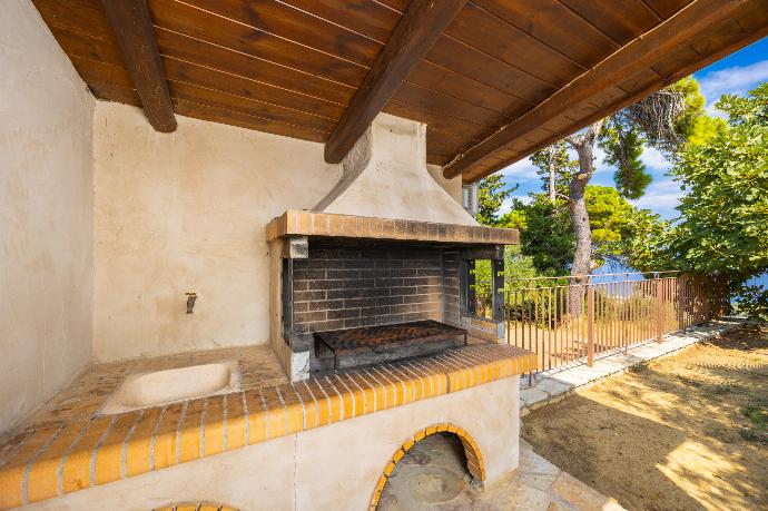 BBQ area . - Villa Aloni . (Photo Gallery) }}