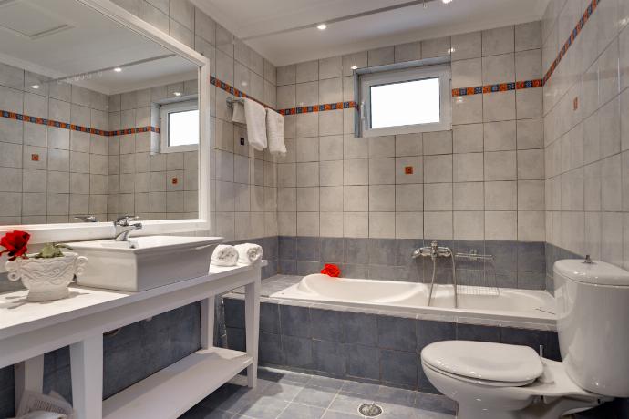 Family bathroom with bath . - Villa Lilly . (Photo Gallery) }}
