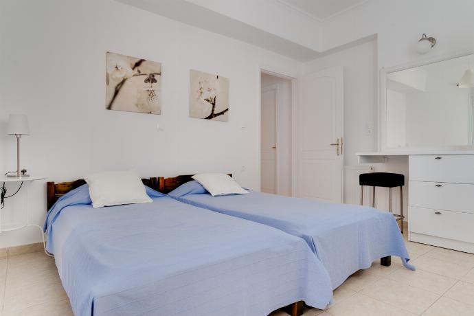Twin bedroom  . - Villa Lilly . (Photo Gallery) }}