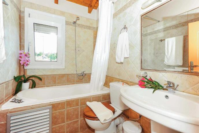 Family bathroom with bsth . - Villa Rea . (Photo Gallery) }}