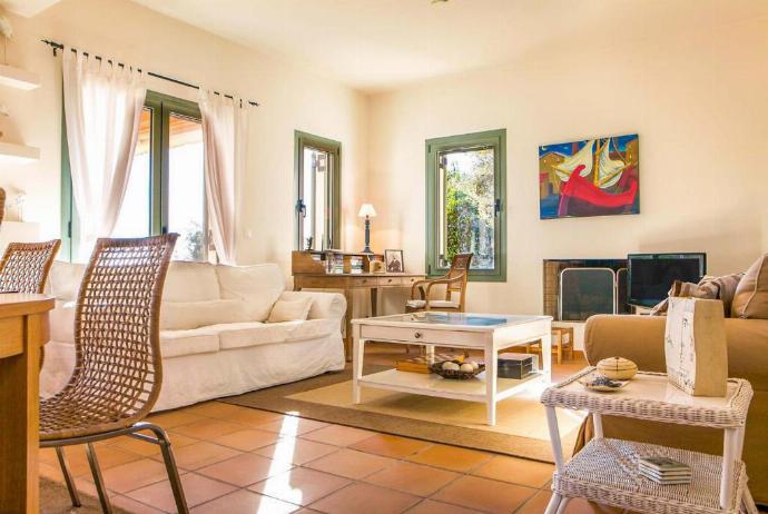 Open plan living room with comfortable sofas, dining area, patio doors, TV, WiFi . - Villa Ionian Rose . (Galleria fotografica) }}