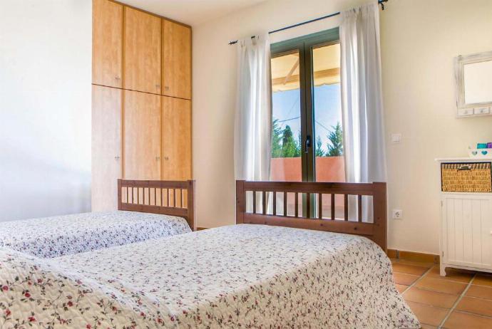 Double bedroom with A/C . - Villa Ionian Rose . (Galería de imágenes) }}
