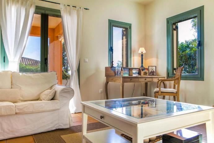 Open plan living room with comfortable sofas, dining area, patio doors, TV, WiFi . - Villa Ionian Rose . (Galería de imágenes) }}