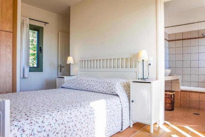 Double bedroom with A/C . - Villa Ionian Rose . (Galleria fotografica) }}