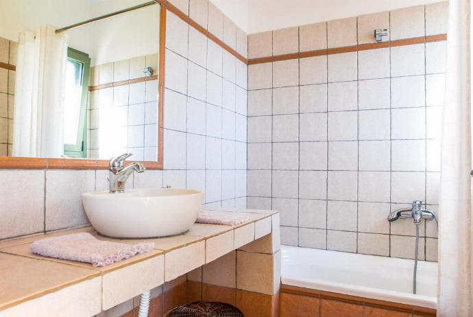 Family bathroom with bath . - Villa Ionian Rose . (Galleria fotografica) }}