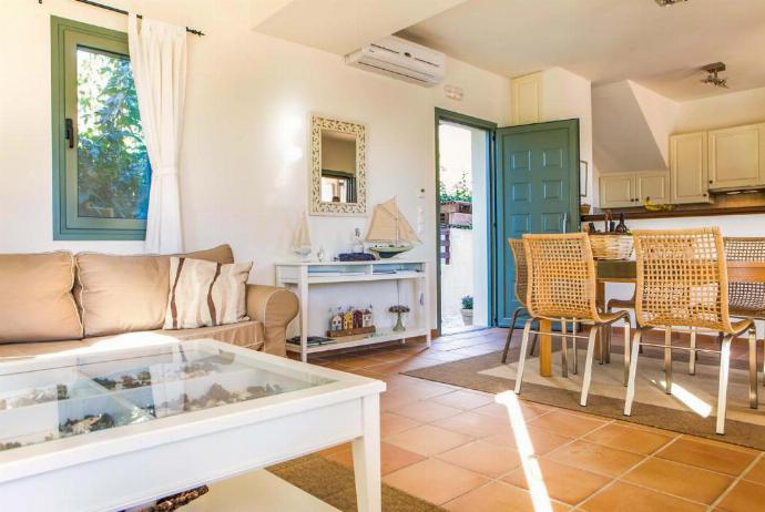 Open plan living room with comfortable sofas, dining area, patio doors, TV, WiFi . - Villa Ionian Rose . (Galerie de photos) }}