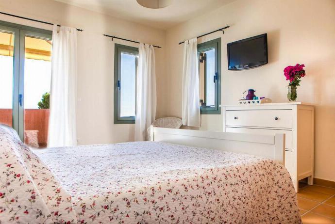 Double bedroom with A/C . - Villa Ionian Rose . (Галерея фотографий) }}
