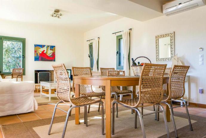 Open plan living room with comfortable sofas, dining area, patio doors, TV, WiFi . - Villa Ionian Rose . (Galleria fotografica) }}