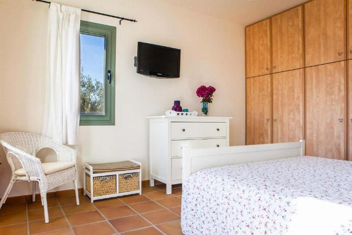 Double bedroom with A/C . - Villa Ionian Rose . (Galería de imágenes) }}