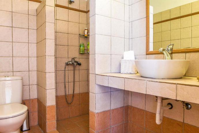 En suite bathroom with shower . - Villa Ionian Rose . (Galleria fotografica) }}