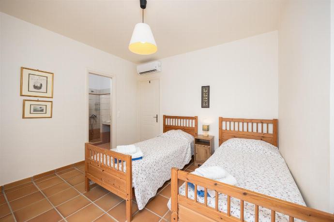 Twin bedroom with en suite bathroom and A/C . - Villa Ionian Rose . (Photo Gallery) }}